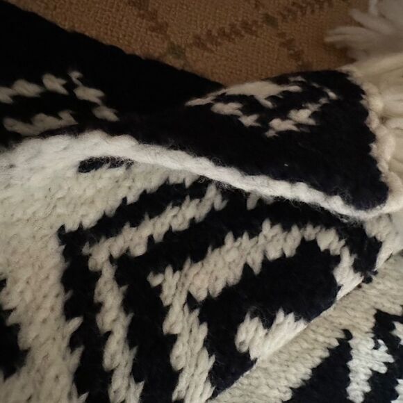 J.Crew reversible black and white heavy knit scarf w aztec pattern NWOT - Picture 7 of 7